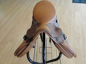 Jorge Canaves Thornhill Berlin 2 English Saddle size 16.5 with black stand