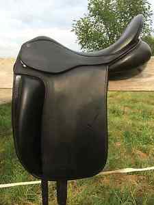 2010 County Saddlery Fusion 17.5" Med with Shoulder Gussets