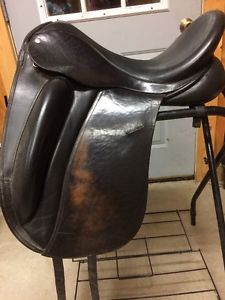 18" Wolfgang Solo Custom Saddlery Dressage Saddle