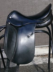 17.5" Roosli Pilatus Dressage Saddle M/W Black, Point billet (long billets)