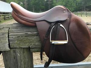 Beval 17" Close Contact Saddle, med tree
