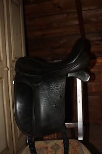 County Connection dressage saddle 17.5 wide
