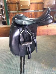 17" Anky Salinero by Pessoa | Med. tree Dressage Saddle