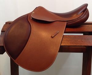 L'Apogee LX 17" Seat 3A Flap French Close Contact/ Jumping Saddle Luc Childeric