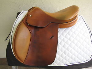 PRETTY! 16-1/2" Crosby Centennial Close Contact/Jumping Saddle - Medium/Wide