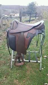 Barefoot cherokee treeless saddle. Western Endurance 2 tone brown and black.