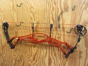 Hoyt Pro Edge Elite RH 50-60lb. 27-29" draw w/custom strings & cables Great Cond