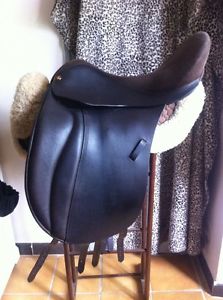 Reactor Panel Dressage saddle - 17.5 " seat - 13" tree - Perfect condition!