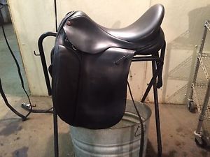 Lovatt & Ricketts Berkely Dressage Saddle 18.5" Wide Tree