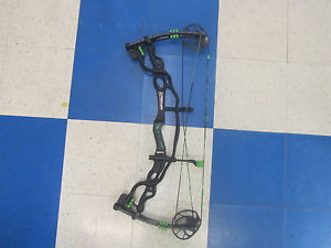 Hoyt Carbon Spyder 30 (Signed By Madison Bumgarner)