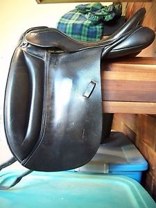 Black Thornhill Vienna II dressage saddle by Jorge Cavanes. 32cm tree. 17" seat.