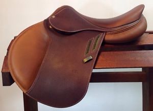 2013 Devoucoux Omega  D3D 17" Seat 2A Flap French Close Contact/ Jumping Saddle