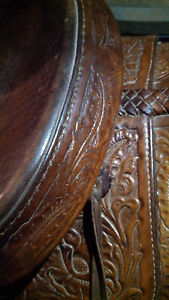 Horse Saddle Hereford Beautiful toolwork 15.5 Leather Flowers Good condition