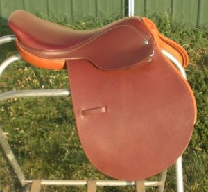 17" COVENTRY ENGLISH SADDLE MADE IN ENGLAND DEMO COMES W/ STIRRUPS AND LEATHERS