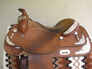 PRETTY! 16-1/2" Crates Show Saddle with Silver - QH bars + Padded Carrier