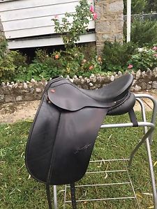 Beautiful Albion Dressage Saddle 17.5