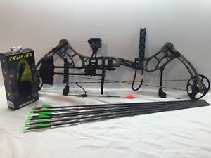 New 2016 Bear Archery Threat RTH 70# RH Bow Package Camo  w/ Arrows and Release