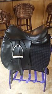 18" LAURICHE black dressage saddle with irons and cover
