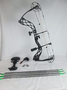 Diamond Deploy SB Compound Bow Package Right hand 70lbs Black & Arrows