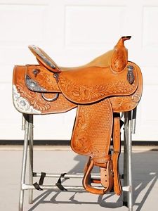 Dale Chavez Western show saddle 17 Inch, FQHB, Lg 31" Skirt.