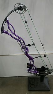 New with tags BOWTECH FANATIC TARGET compound bow Archery RH