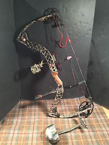 Mathews Z7 Compound Bow RH 70 Lb 29" Draw Amazing Shape Extras