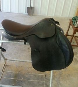 County Conquest Jump Saddle 18in seat Spring tree Medium
