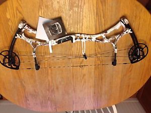 NEW 2013 BEAR MOTIVE 7 **RH** 60# 26.5" TO 31" Draw SNOW CAMO COMPOUND BOW