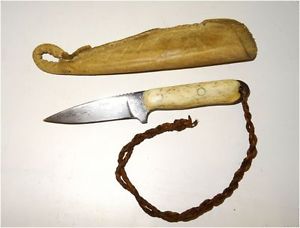 Damast Messer (unleserlich signiert) mit Griff aus Bein und Lederscheide, selten