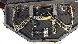 Mathews Left Handed Solocam SE4 Compound Bow 70/30 w/ Hard Box & Accessories