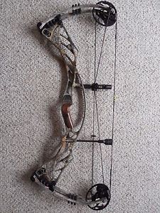 Hoyt Defiant Bow, RH, 60-70#, 26-28" Draw Lenth, Exc. cond. Shot very little