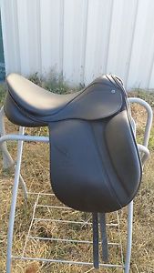Stubben Tristan DL de Luxe Dressage Saddle, Black, 32 cm tree / 18" seat