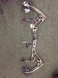 Bear Archery Agenda Right hand 28 in Draw Length