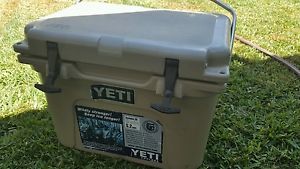YETI ROADIE 20 COOLER TAN USED IN GOOD CONDITION