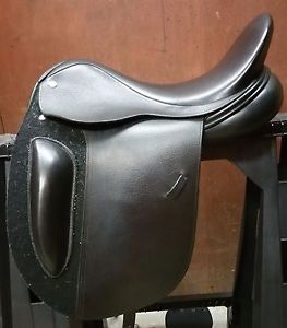 17.5" FRANK BAINES Dressage Saddle  Model Encore adjustable velcro blocks