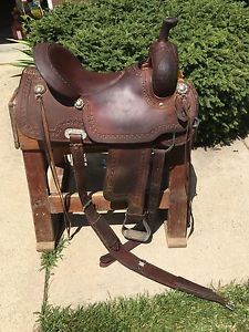 15.5 Diamond V Saddle