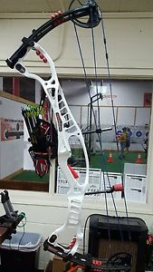 2015 Hoyt Pro Edge Elite White 65# 28" Dl with Custom Strings and Turbo Cams. RH