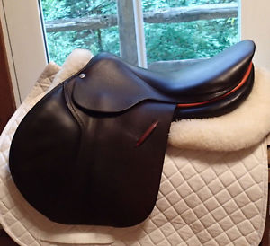 18" Butet Saddle - 2014 - M Seat - 2.5 Flaps - 4.5" dot to dot
