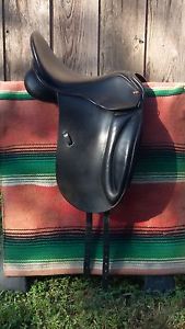 PRICE REDUCED! Jorge Canaves Vienna II Dressage Saddle - 17", 34 cm tree
