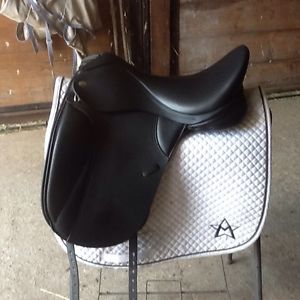18" Thorowgood T8 Dressage saddle
