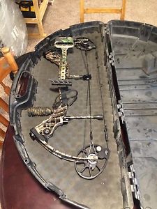 Mathews Chill Left Hand #60-70 DW 28" with Quiver, Case, Stabilizer, Wrist Sling