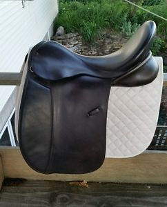 Black dressage saddle. Frank Baines Elegance. 18 "