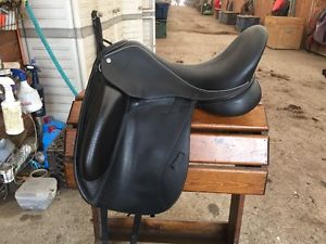 Custom saddlery Icon Star dressage saddle 18" mw