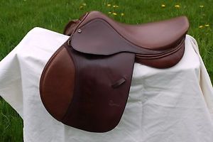Circuit Elite 16 1/2" medium tree english saddle- great condition!