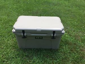 Yeti Tundra 45 Quart TAN Hard-Side Cooler Ice Chest FAST FREE SHIPPING!