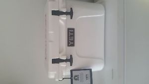 YETI Roadie 20QT Cooler NEW with tags............FREE shipping