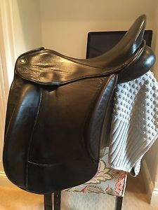 Hennig 17" Black Dressage Saddle