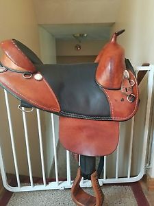 Bob Marshall sports saddle 17" treeless