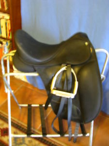 Wintec Isabell Dressage Saddle 17" Cair and Adjustable Gullet