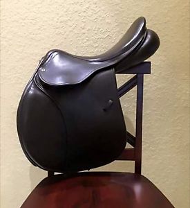 Gently used 17.5" County Solution English Saddle 2015 Model!!
